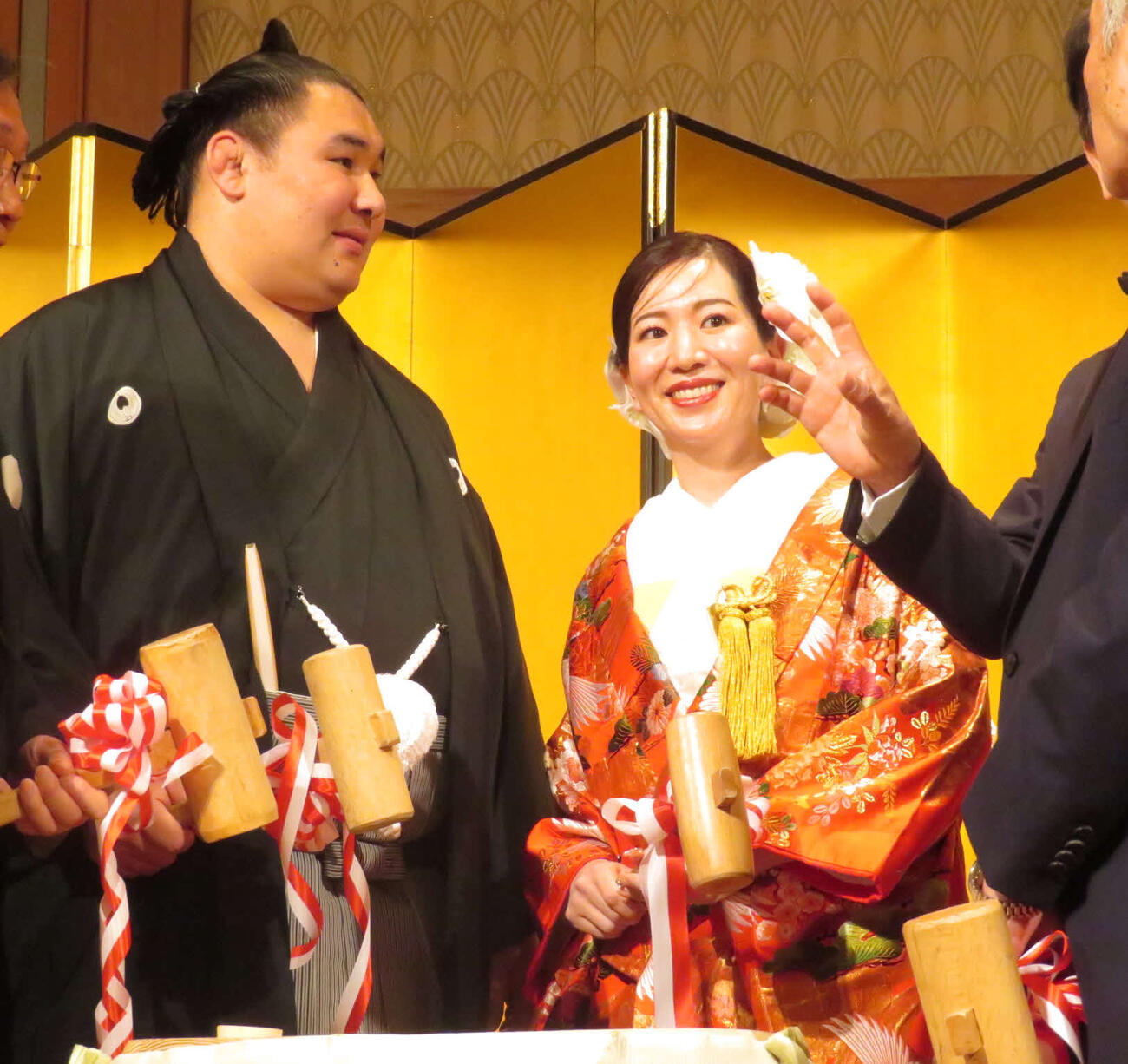 結婚披露宴に臨んだ欧勝馬（左）と夫人