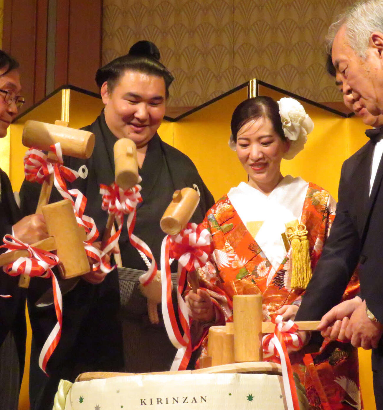 結婚披露宴で鏡開きに臨んだ欧勝馬（中央左）と夫人（同右）