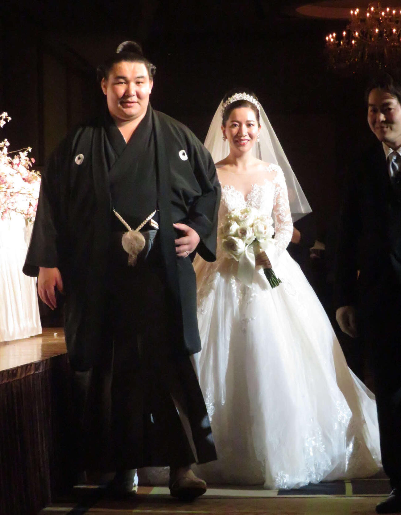 結婚披露宴でお色直し後、再入場した欧勝馬（左）と夫人