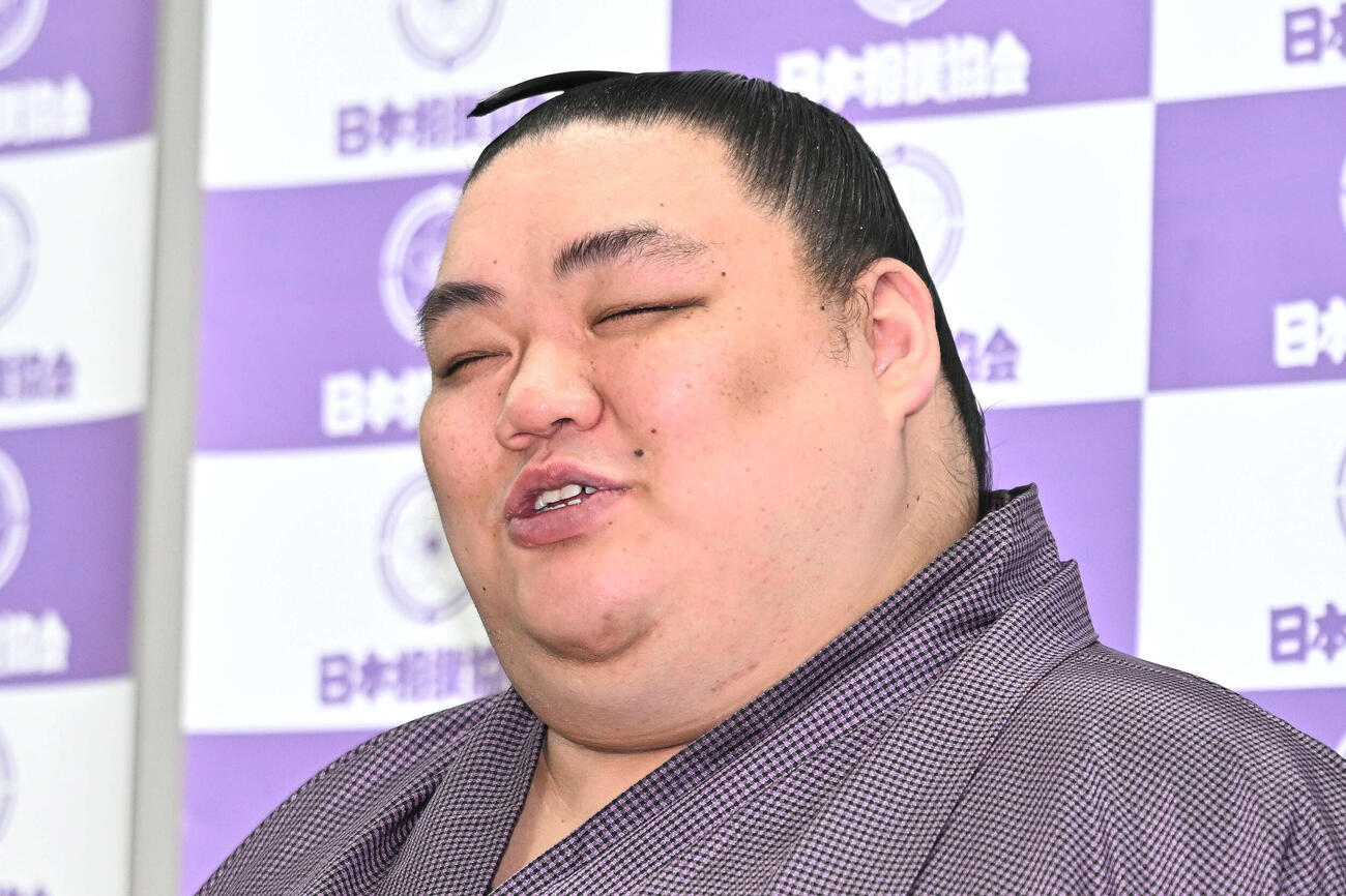 引退会見で思い出を語る大翔鵬（撮影・滝沢徹郎）