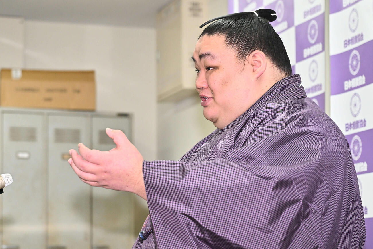引退会見で話す大翔鵬（撮影・滝沢徹郎）
