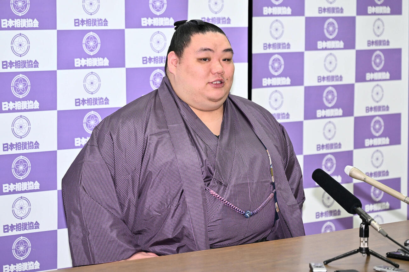 引退会見で話す大翔鵬（撮影・滝沢徹郎）