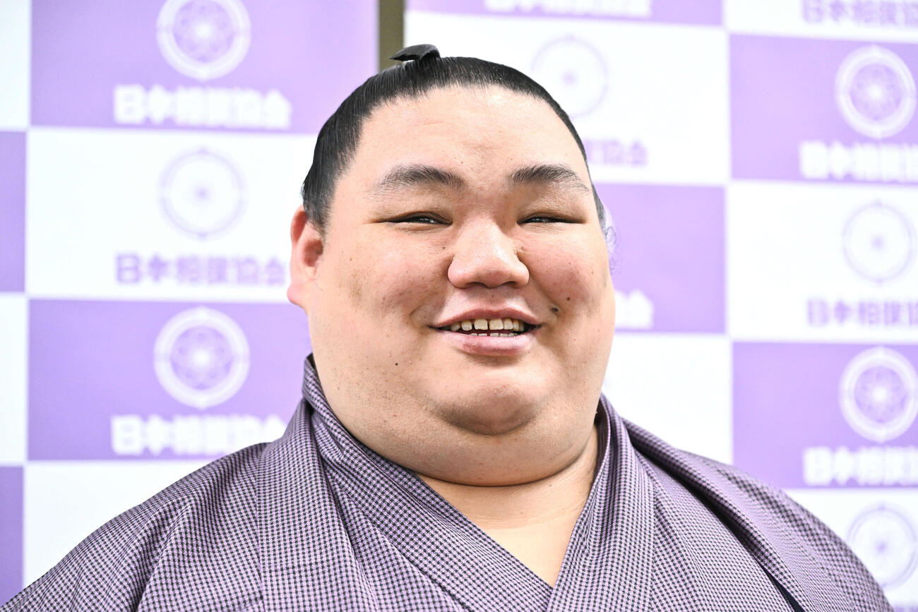 引退会見で思い出を語る大翔鵬（撮影・滝沢徹郎）
