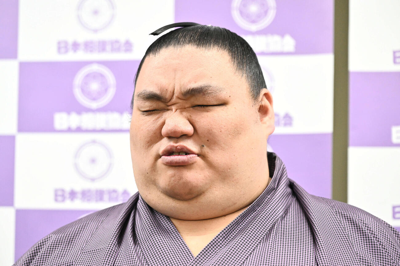 引退会見で思い出を語る大翔鵬（撮影・滝沢徹郎）