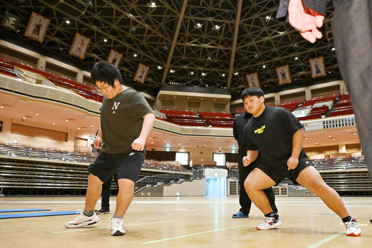 新弟子運動能力検査で反復横跳びをする芳野（左）と野島（撮影・滝沢徹郎）