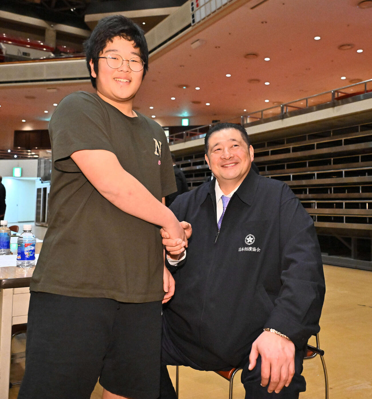 新弟子運動能力検査を終えた芳野（左）は佐渡ケ嶽親方と握手を交わす（撮影・滝沢徹郎）
