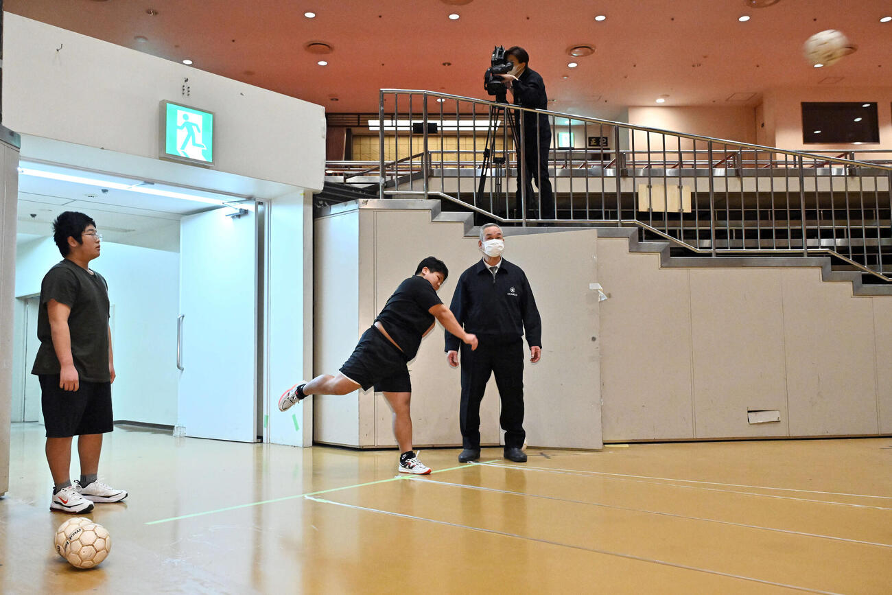 新弟子運動能力検査でソフトボール投げをする野島（中央）。左は芳野（撮影・滝沢徹郎）