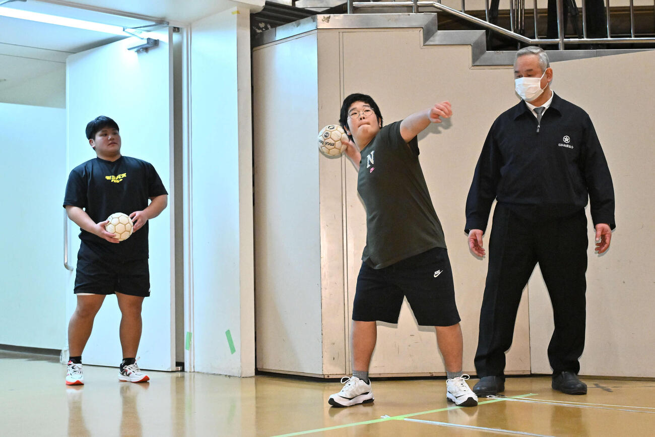 新弟子運動能力検査でソフトボール投げをする芳野（中央）。左は野島（撮影・滝沢徹郎）