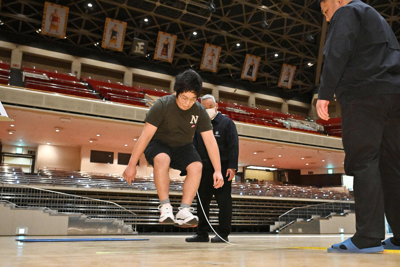 新弟子運動能力検査で立ち幅跳びをする芳野（撮影・滝沢徹郎）