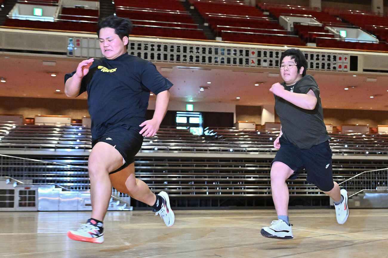 新弟子運動能力検査で50メートル走をする野島（左）と芳野（撮影・滝沢徹郎）