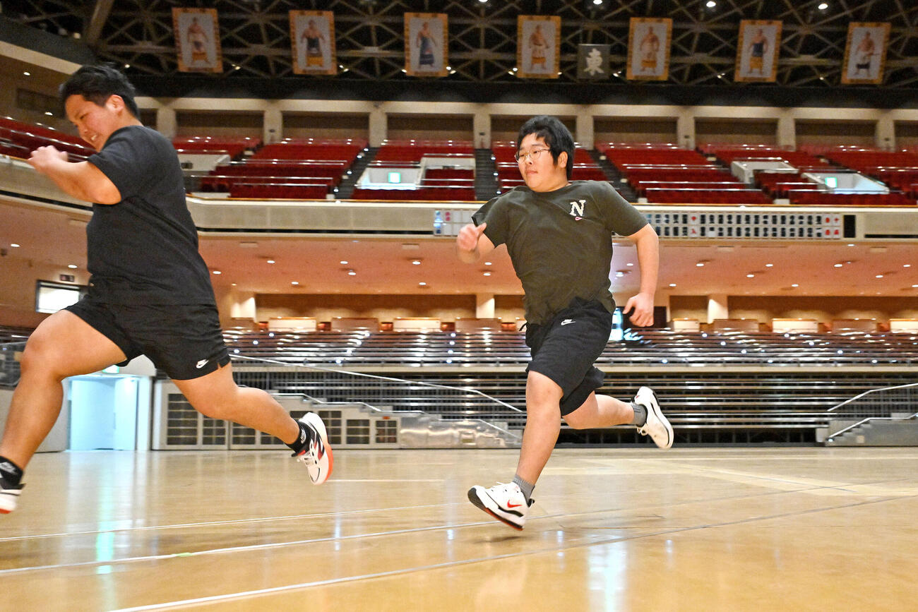 新弟子運動能力検査で50メートル走をする野島（左）と芳野（撮影・滝沢徹郎）