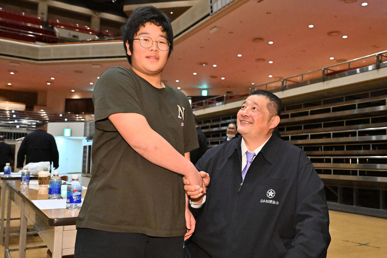 新弟子運動能力検査を終えた芳野（左）は佐渡ケ嶽親方と握手を交わす（撮影・滝沢徹郎）