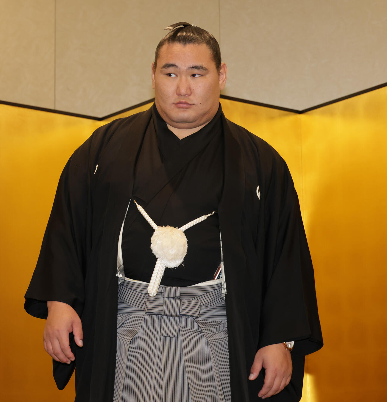 披露宴を行う明生を祝福する豊昇龍（撮影・中島郁夫）