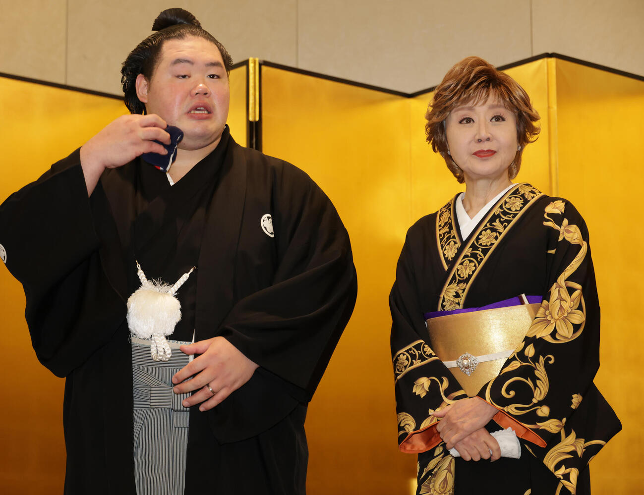 披露宴を行う明生（左）も小林幸子の祝福に汗を流す（撮影・中島郁夫）