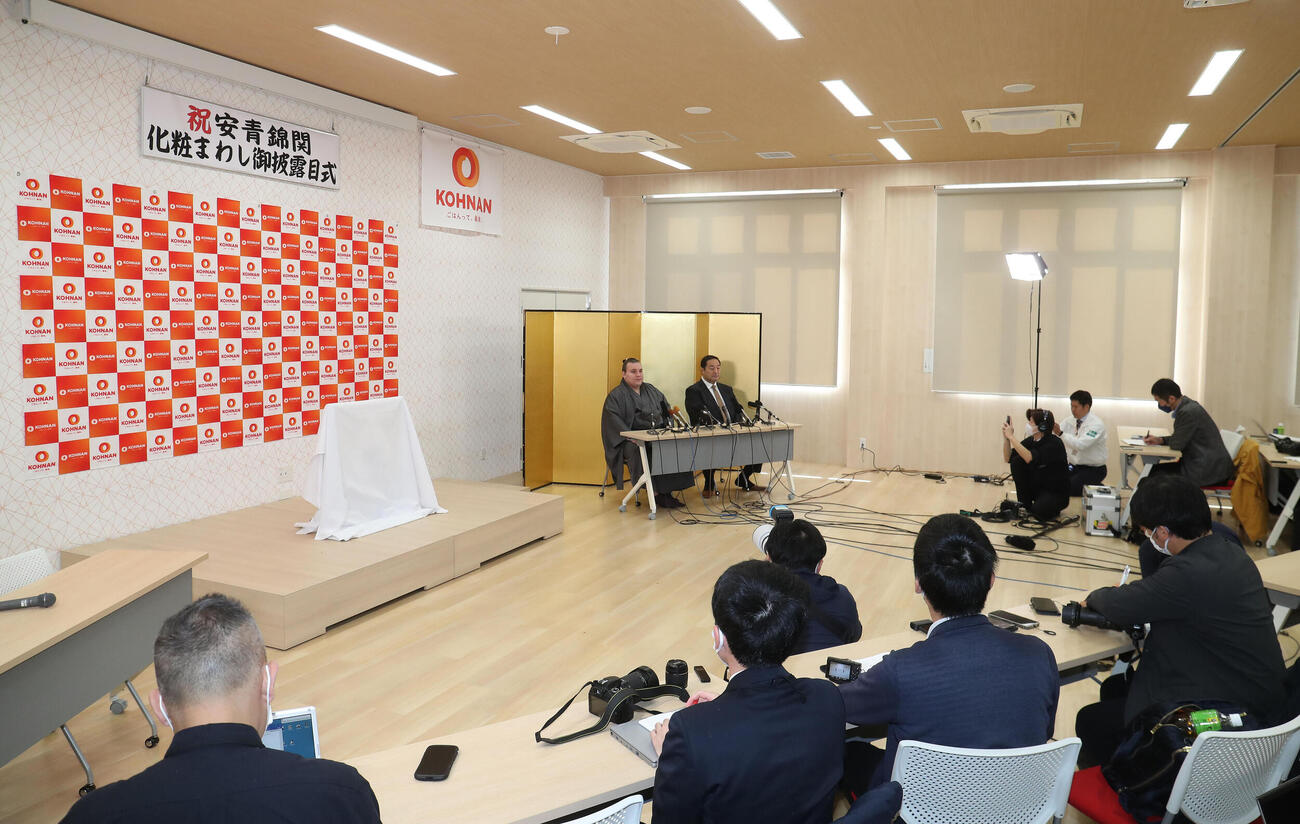 会見する先場所優勝した安青錦（左）と安治川親方（撮影・白石智彦）