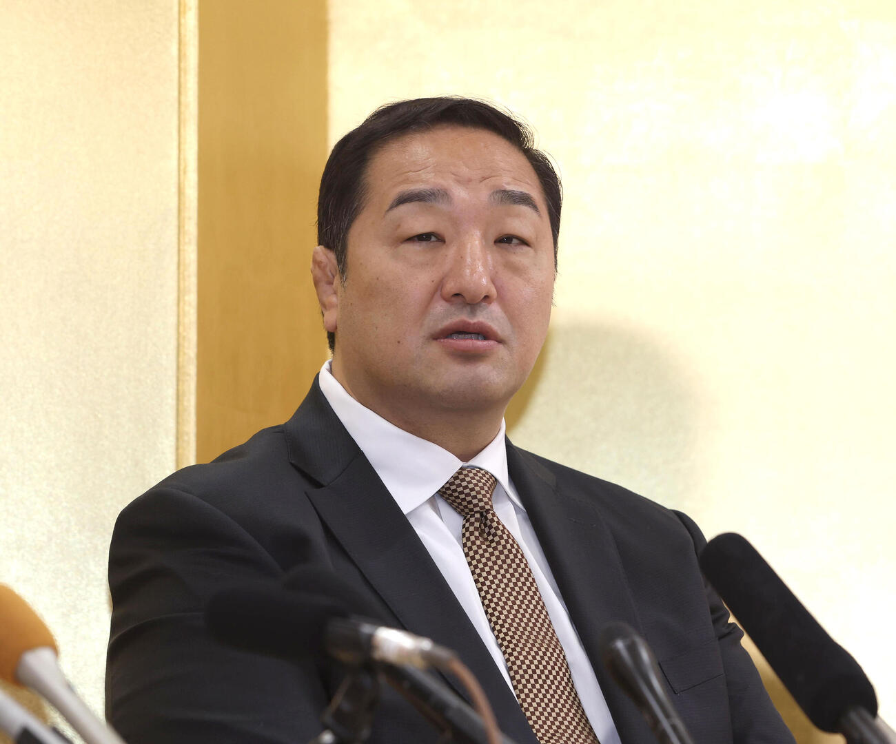 会見であいさつする安治川親方（撮影・白石智彦）