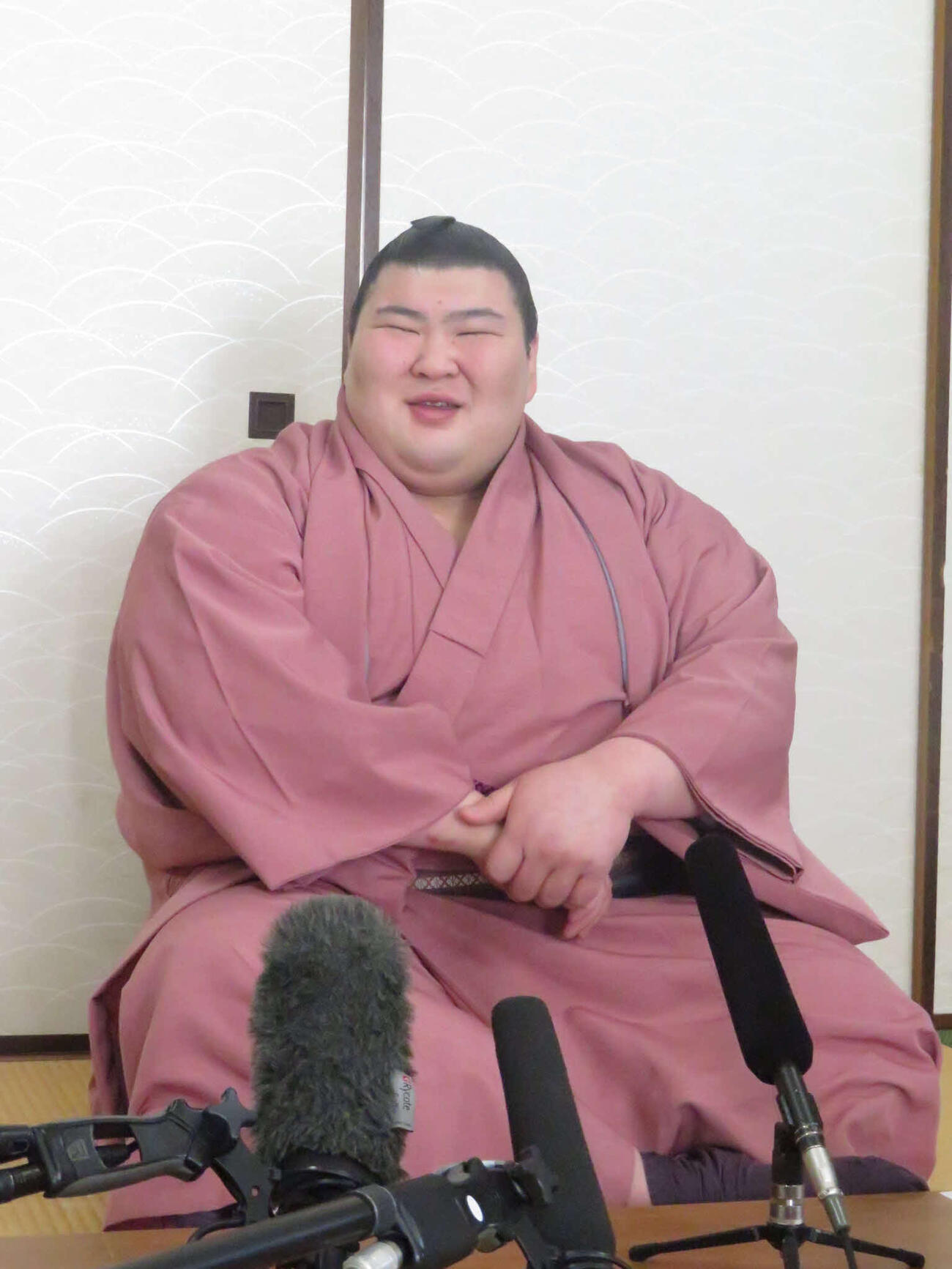 新三役会見後で笑顔を見せる熱海富士