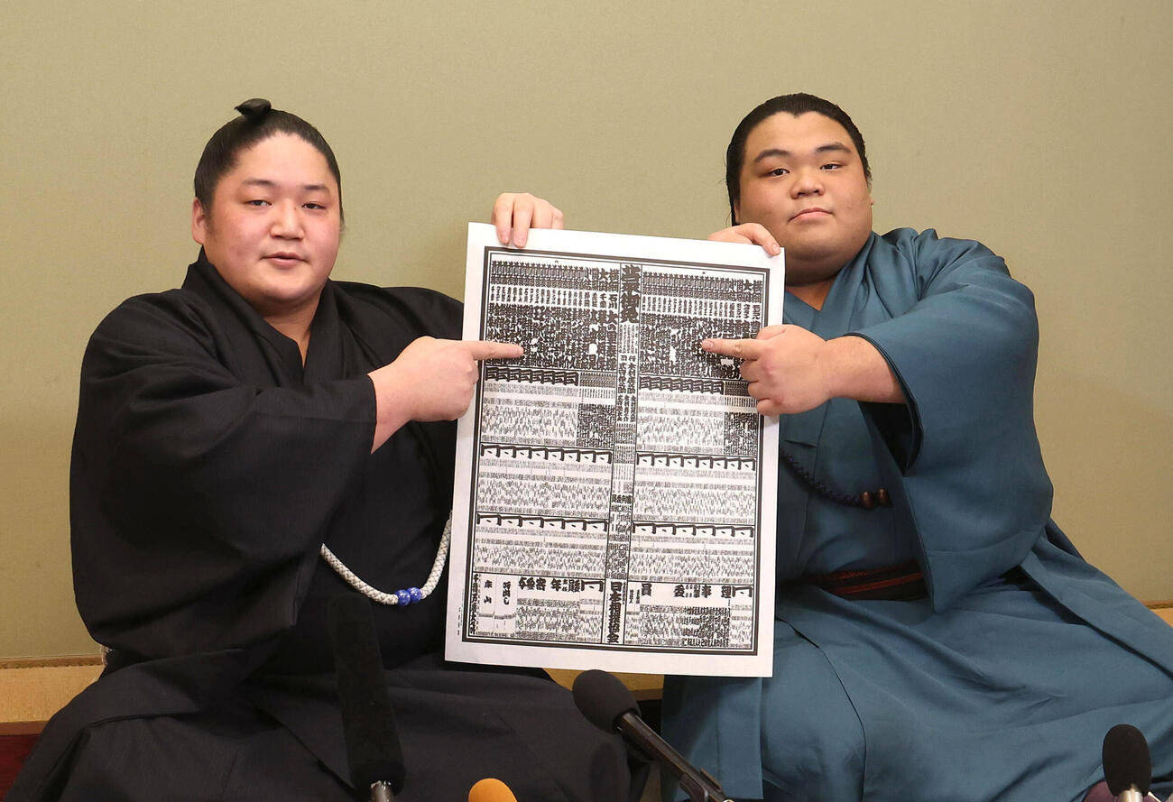 番付け表を指さす新入幕の藤青雲（左）と藤凌駕（撮影・白石智彦）