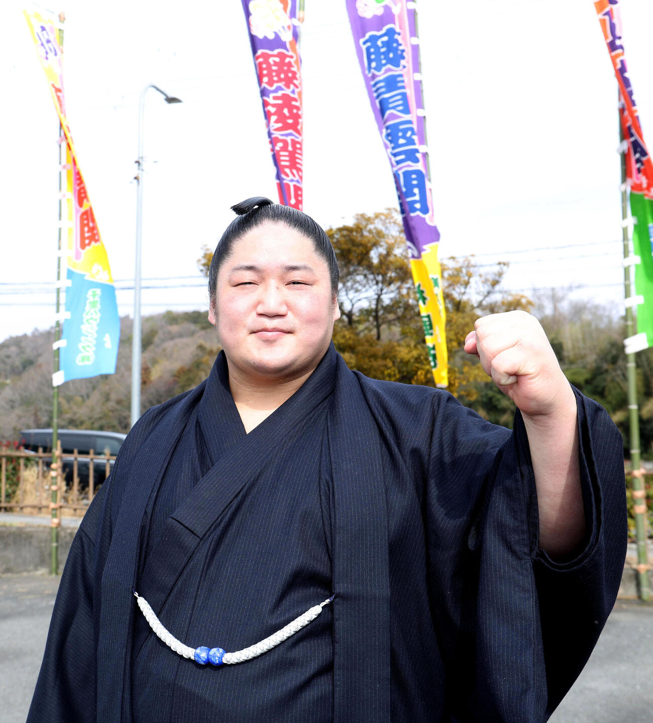 のぼりを背にガッツポーズする新入幕の藤青雲（撮影・白石智彦）