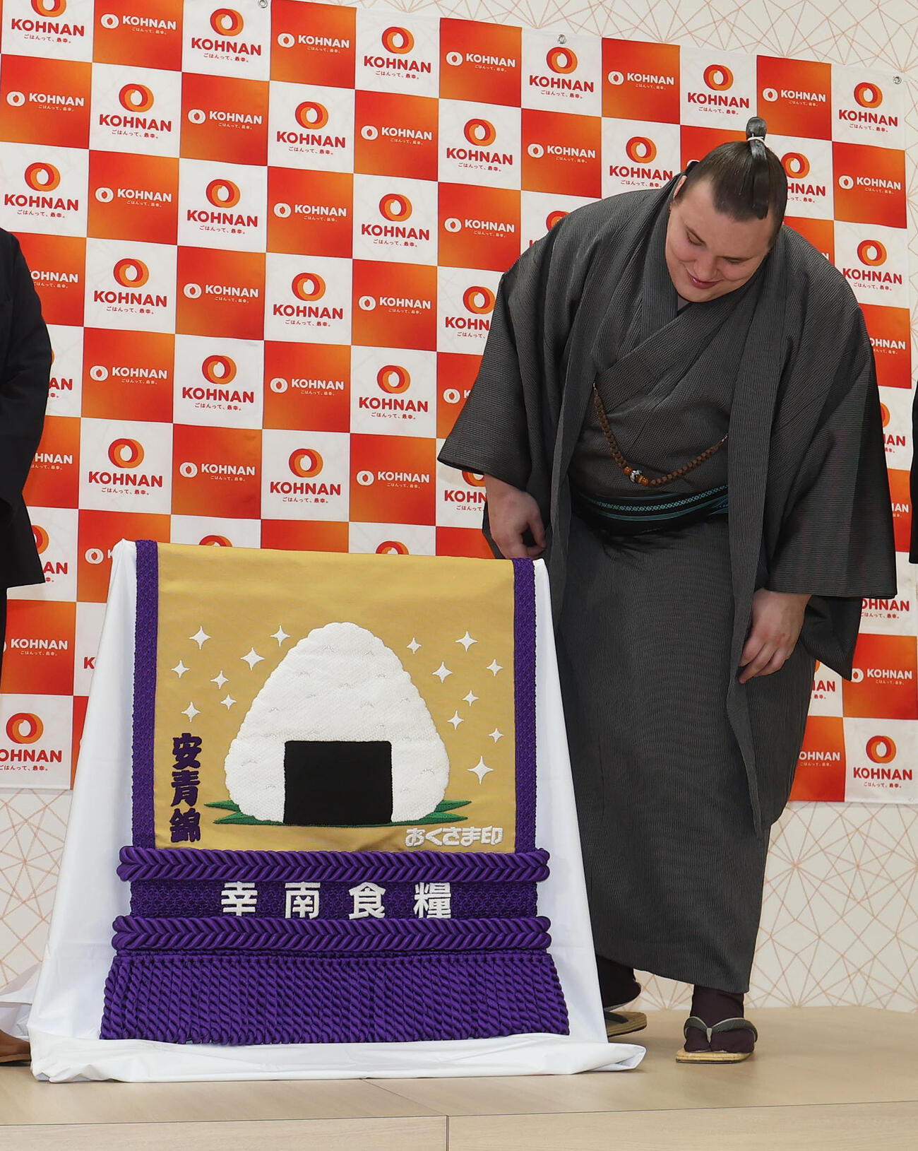 新しい化粧まわしを見る安青錦（撮影・白石智彦）