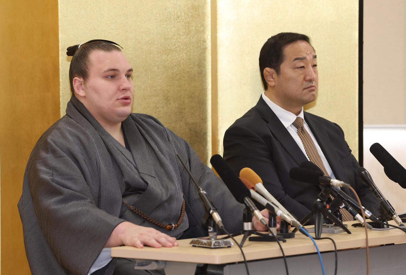 会見する先場所優勝した安青錦（左）と安治川親方（撮影・白石智彦）