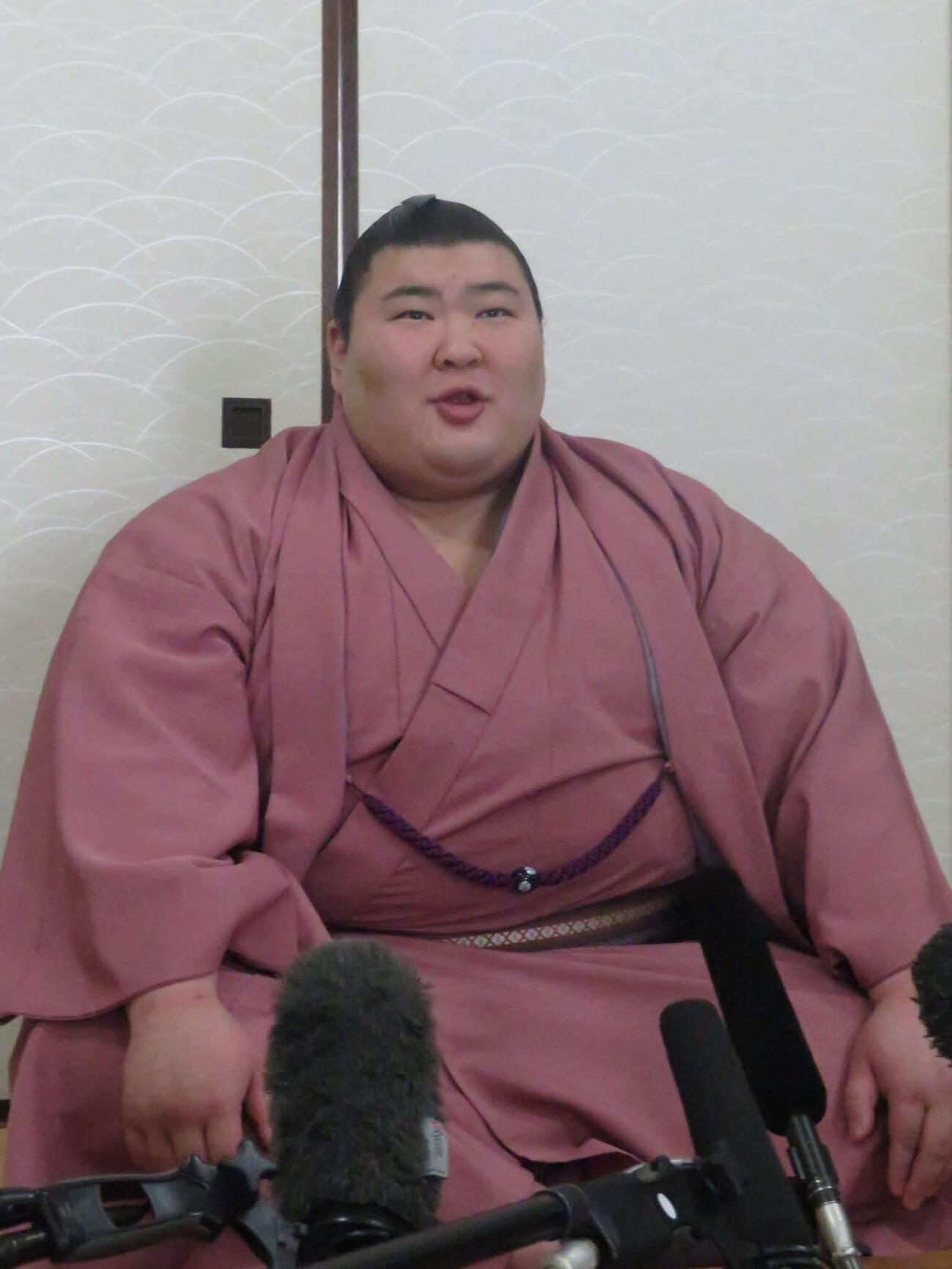 新三役会見後で質問に答える熱海富士