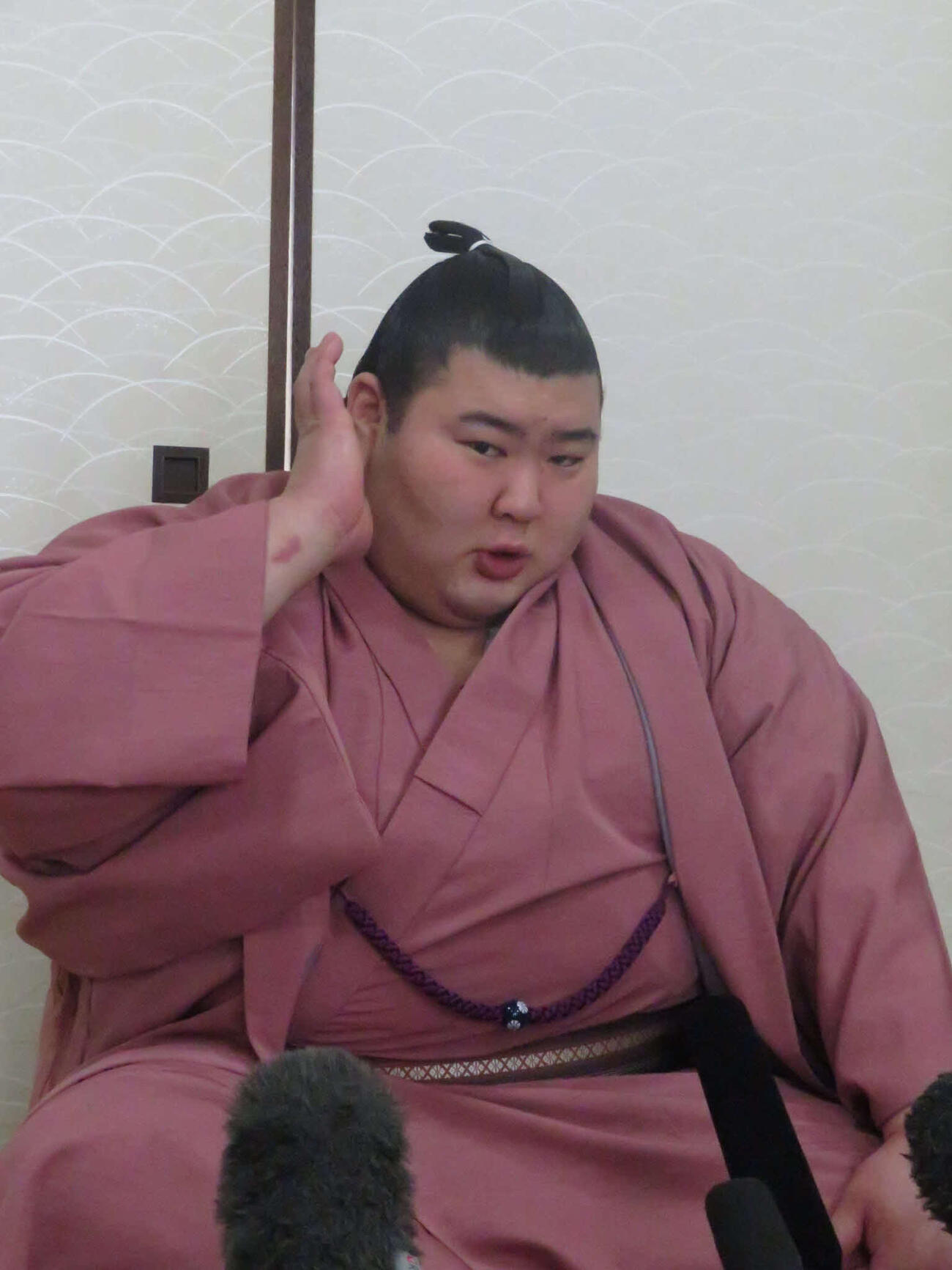 新三役会見後で質問に答える熱海富士