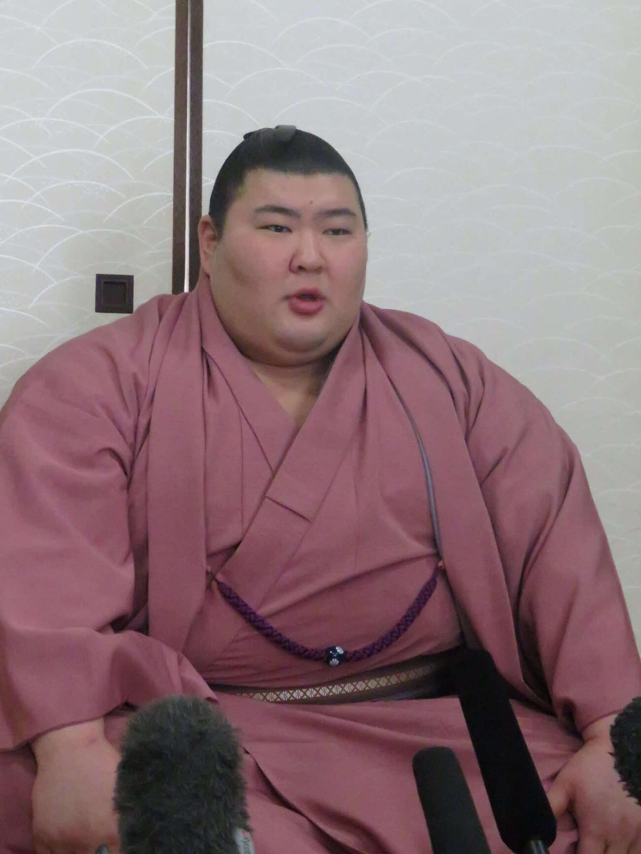 新三役会見後で質問に答える熱海富士