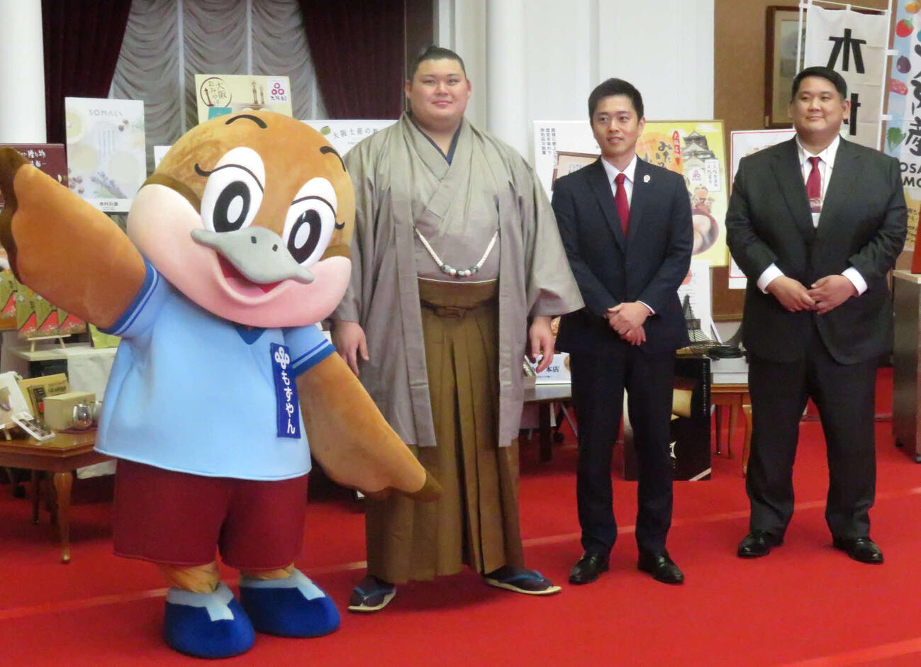 大阪府庁を表敬訪問し、記念撮影に納まった大の里（左から2人目）。左から大阪府の公式キャラクター、もずやん、1人おいて吉村知事、阿武松親方