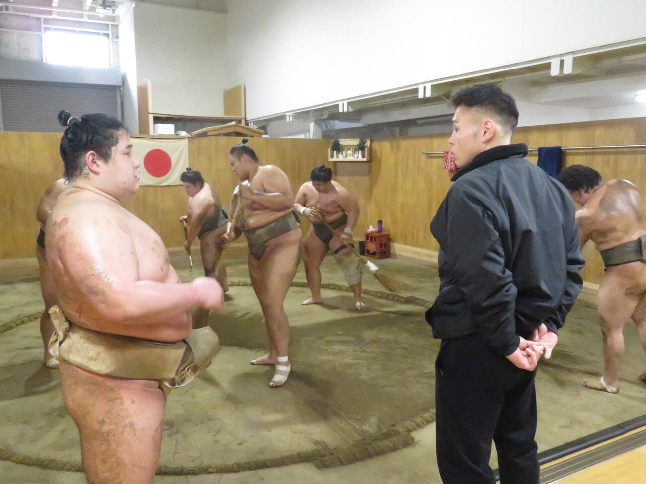 稽古後、若ノ勝（手前左）に体の状態を確認する湊川親方（同右）