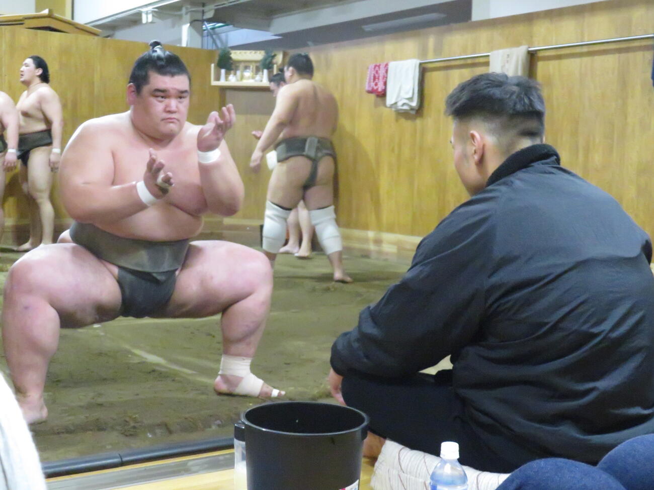 すり足など基礎運動から力士の動きに目を光らせる湊川親方（手前）