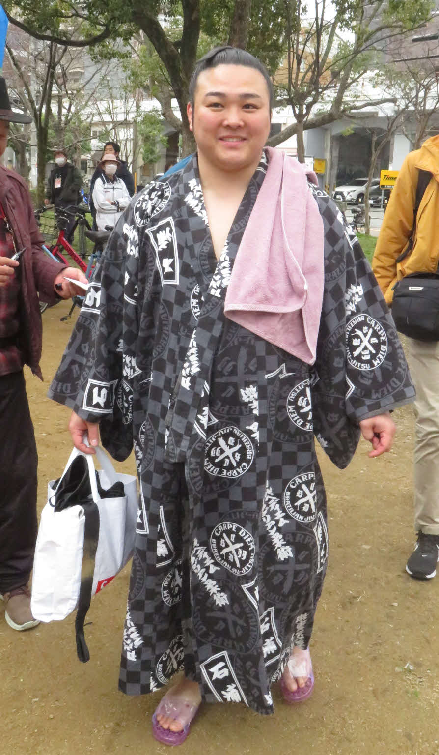 稽古を終え、笑顔で稽古場から宿舎に引き揚げる炎鵬