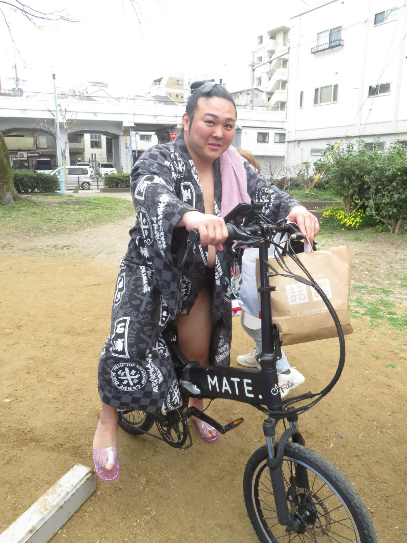 稽古を終え、自転車で稽古場から宿舎に引き揚げる炎鵬