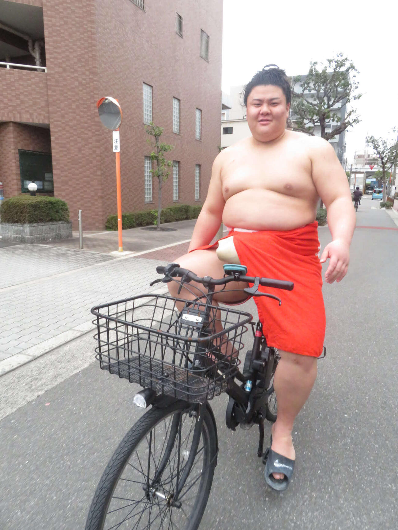 稽古を終え、自転車で稽古場から宿舎に引き揚げる義ノ富士
