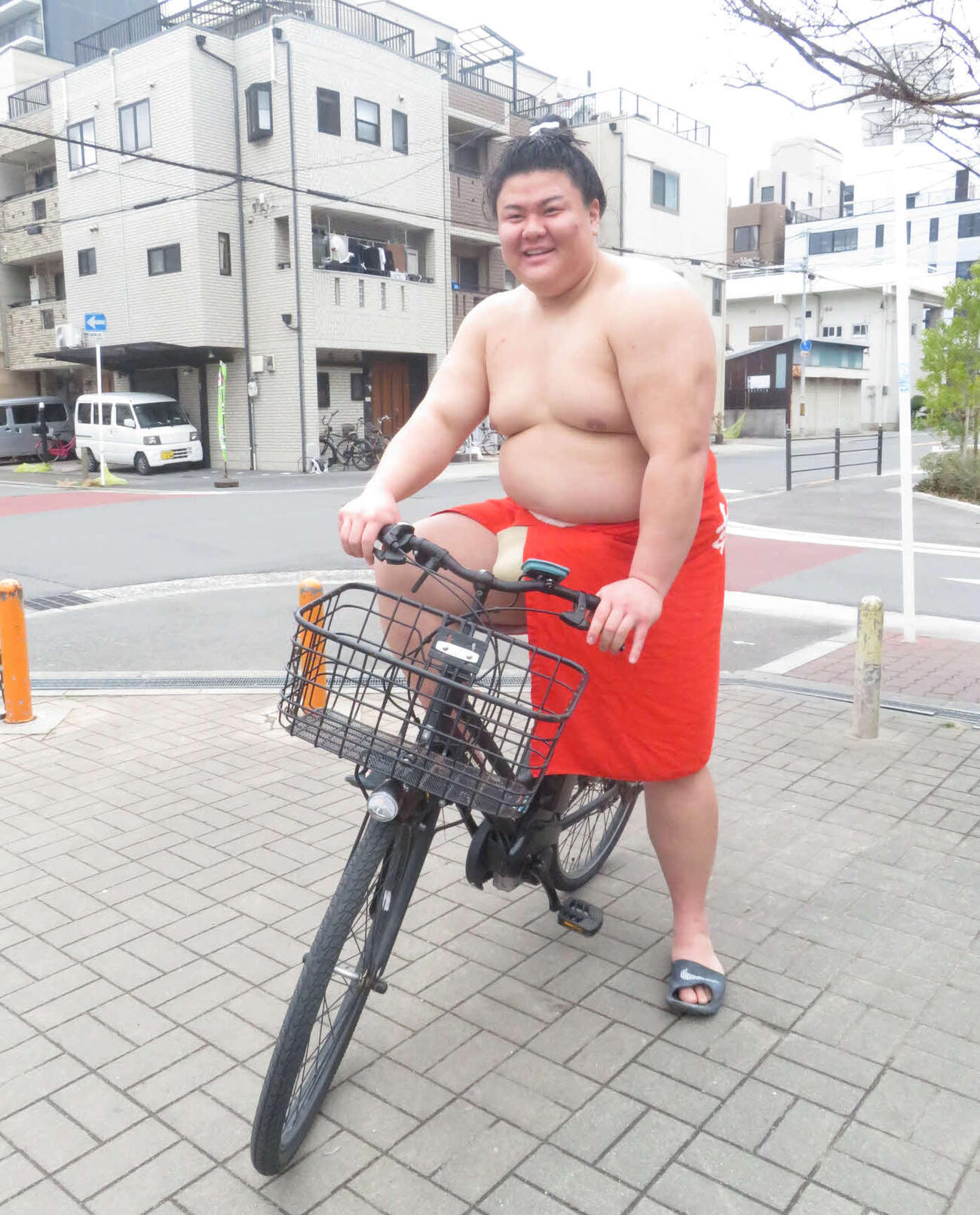 稽古を終え、自転車で稽古場から宿舎に引き揚げる義ノ富士