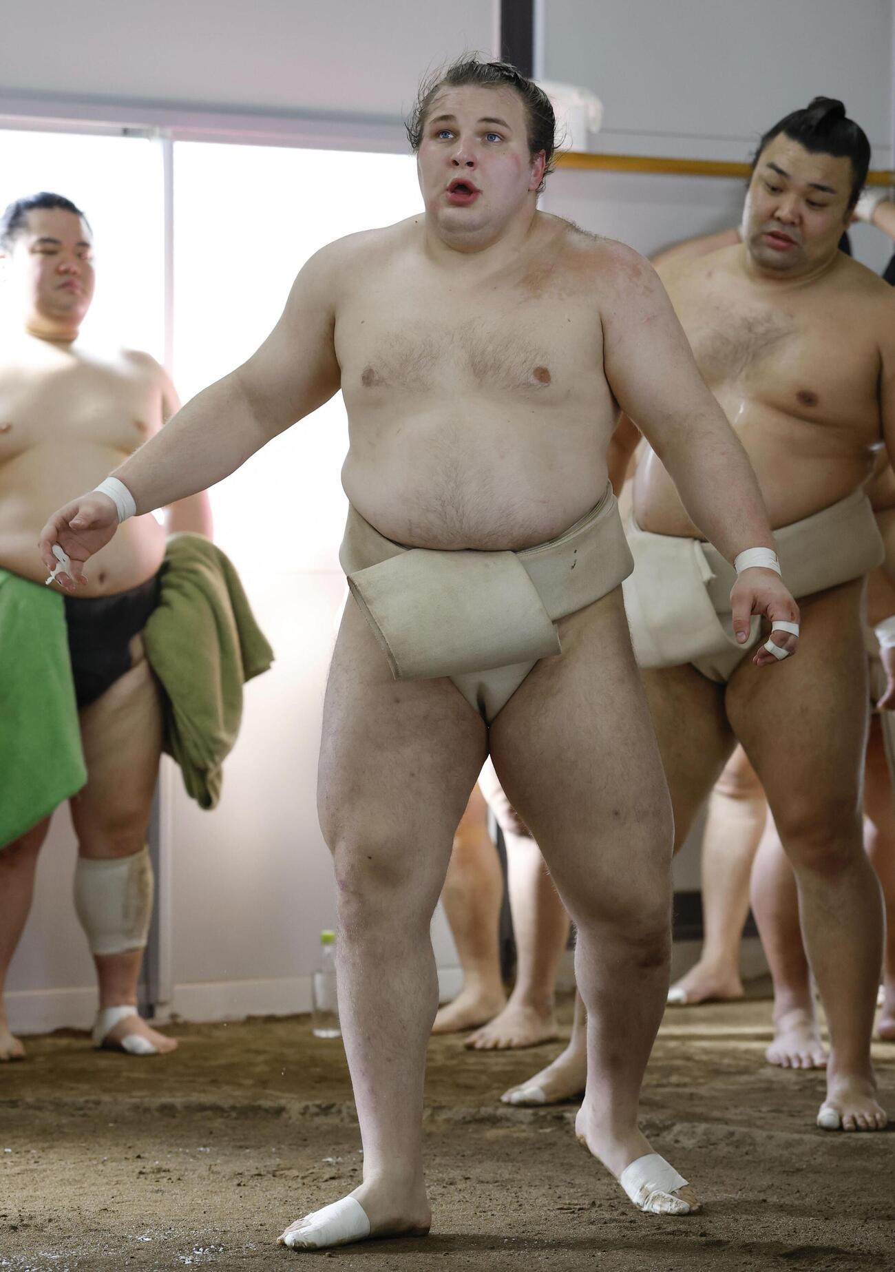 荒汐部屋で出稽古する安青錦(共同)