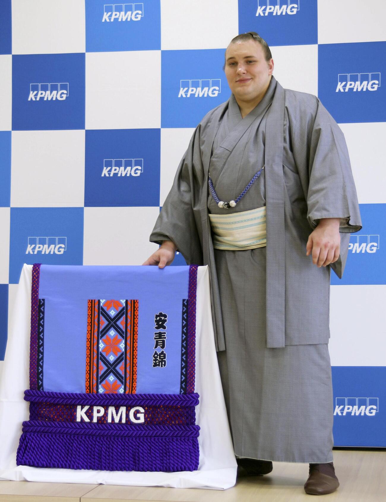 ウクライナの伝統的な刺しゅう文様をモチーフにした化粧まわしを贈呈され、笑顔を見せる安青錦(共同)