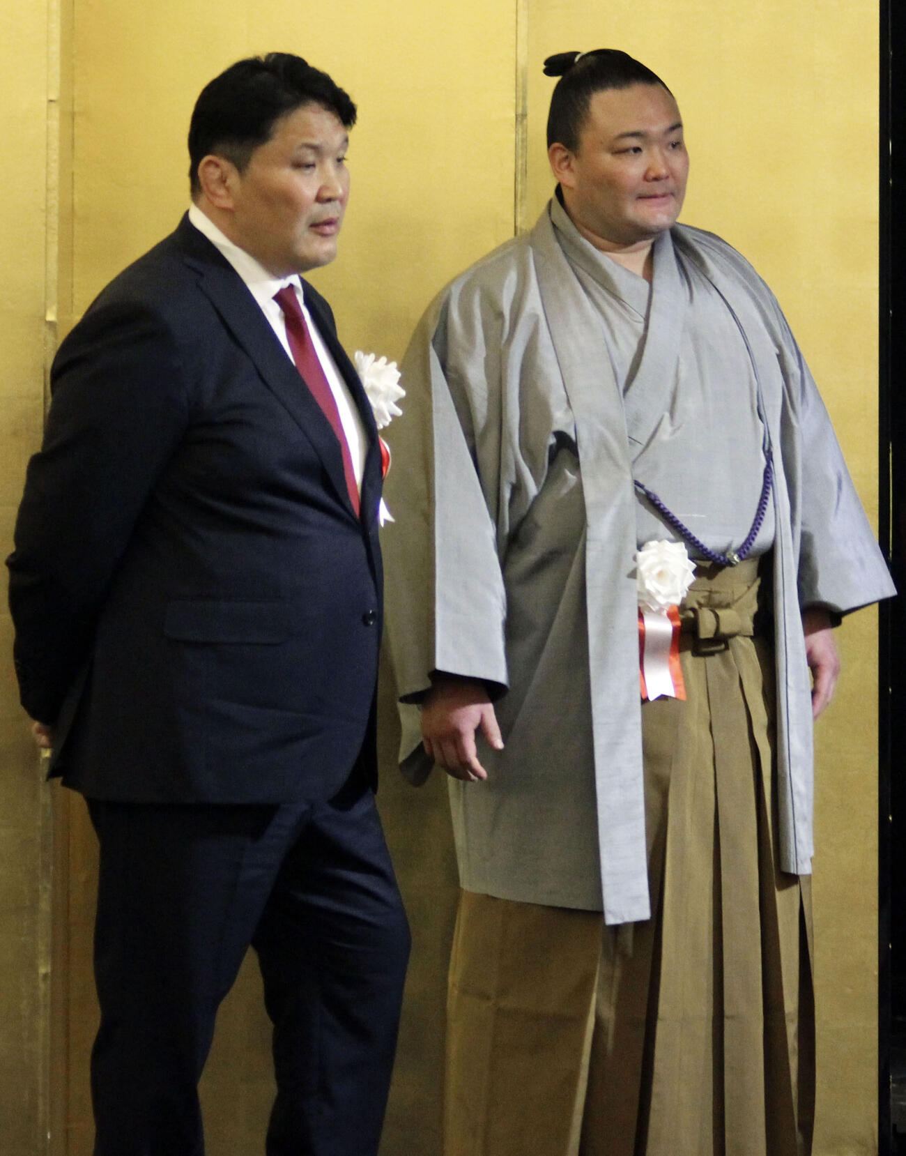 自身の大阪後援会パーティーに出席した朝乃山（右）と師匠の高砂親方（共同）