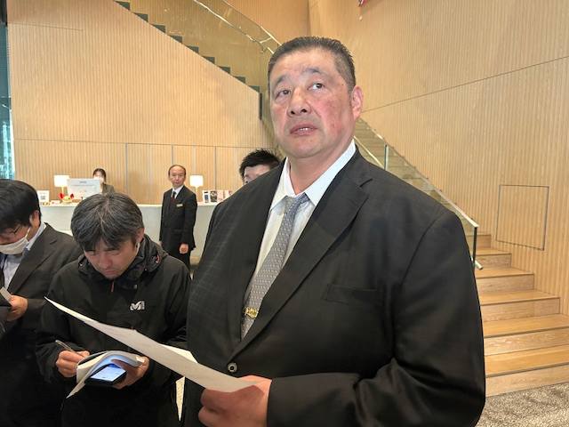 伊勢ケ浜親方の休場を発表する日本相撲協会の佐渡ケ嶽広報部長（元関脇琴乃若）