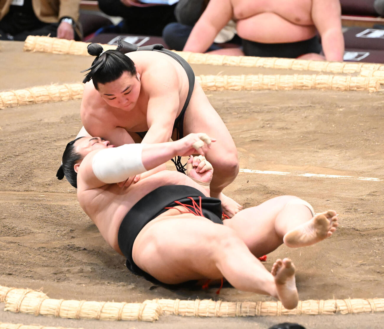 炎鵬（奥）は下手投げで英乃海を破る（撮影・和賀正仁）