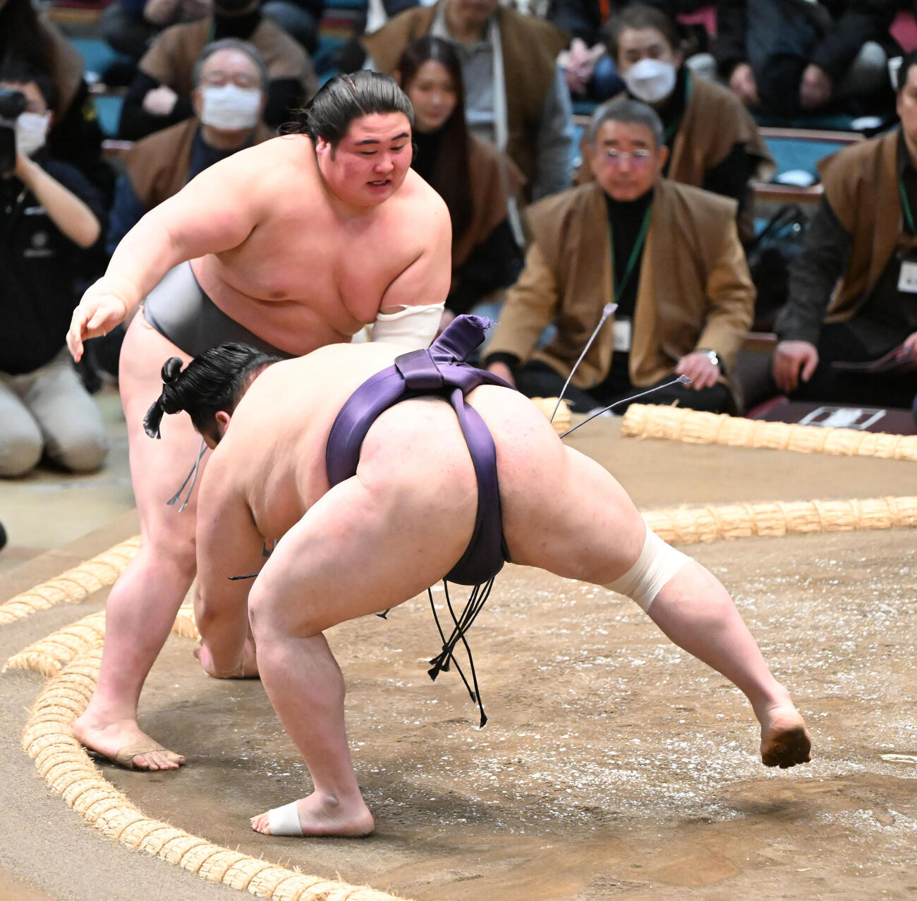 風賢央（手前）をはたき込みで破る藤天晴（撮影・和賀正仁）