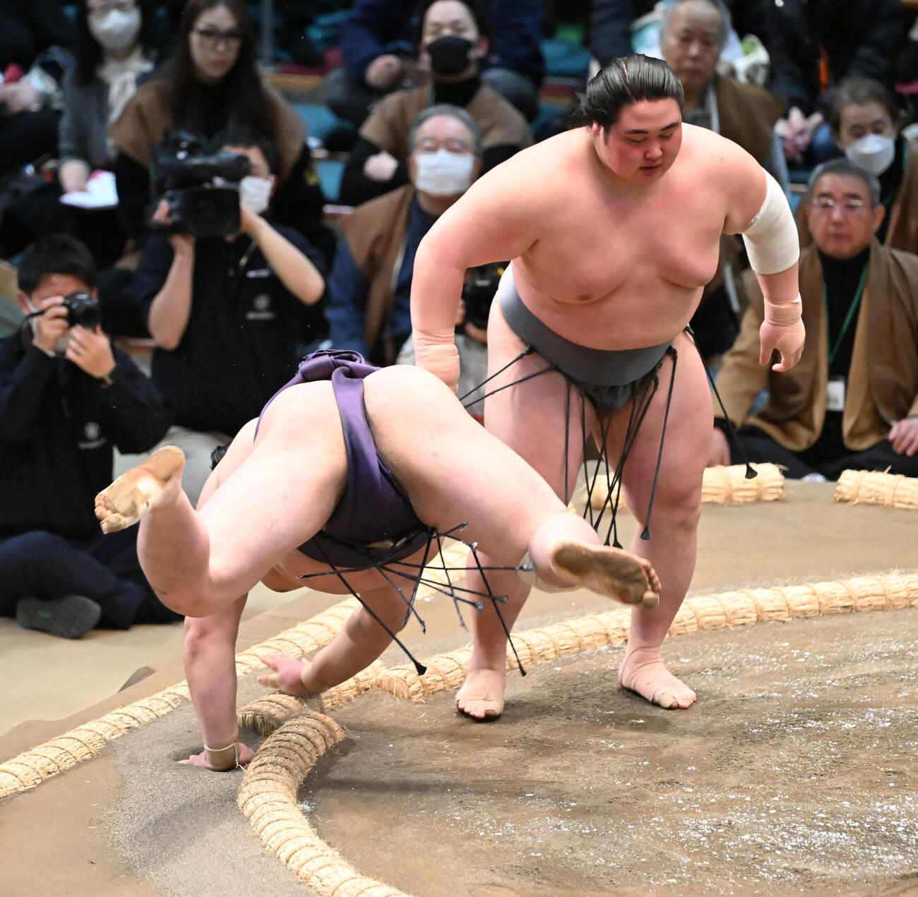 風賢央（手前）をはたき込みで破る藤天晴（撮影・和賀正仁）