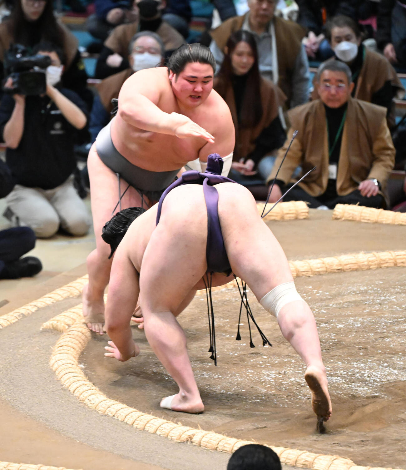風賢央（手前）をはたき込みで破る藤天晴（撮影・和賀正仁）