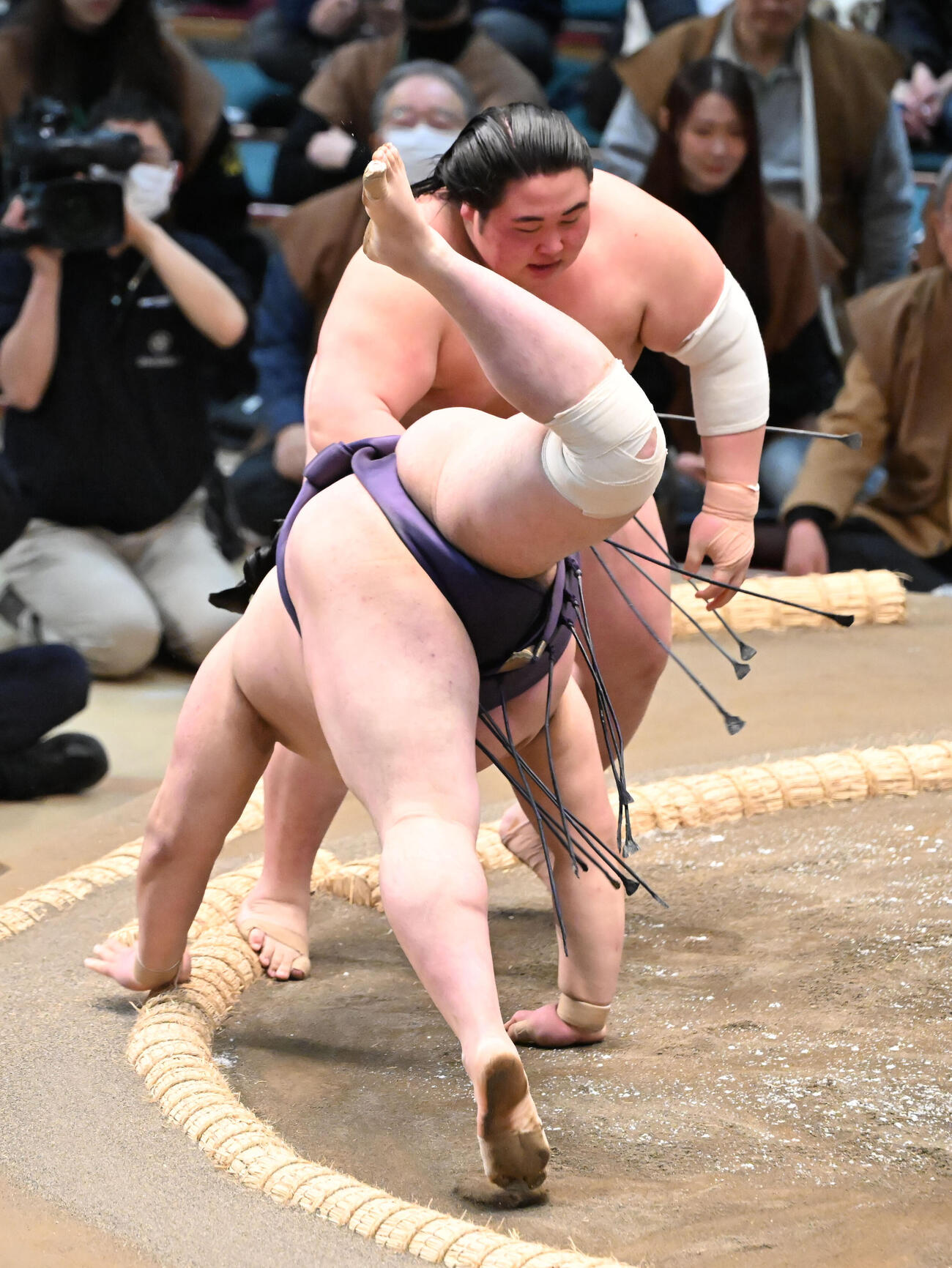 風賢央（手前）をはたき込みで破る藤天晴（撮影・和賀正仁）
