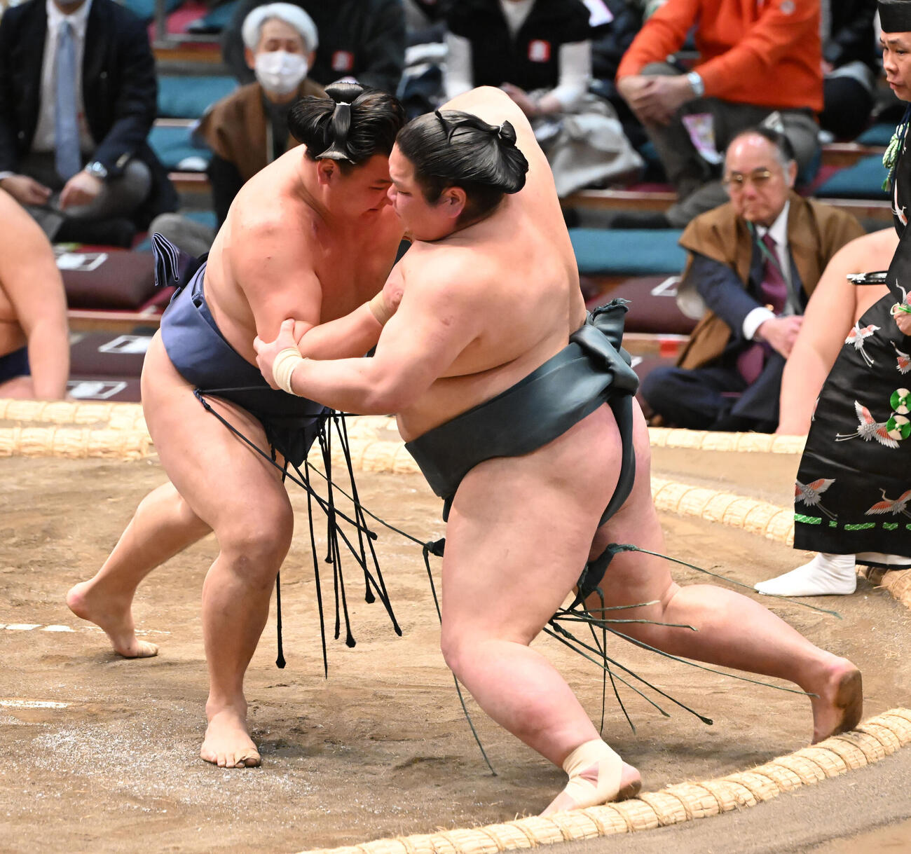 錦木（右）を押し出しで破る寿之富士（撮影・和賀正仁）