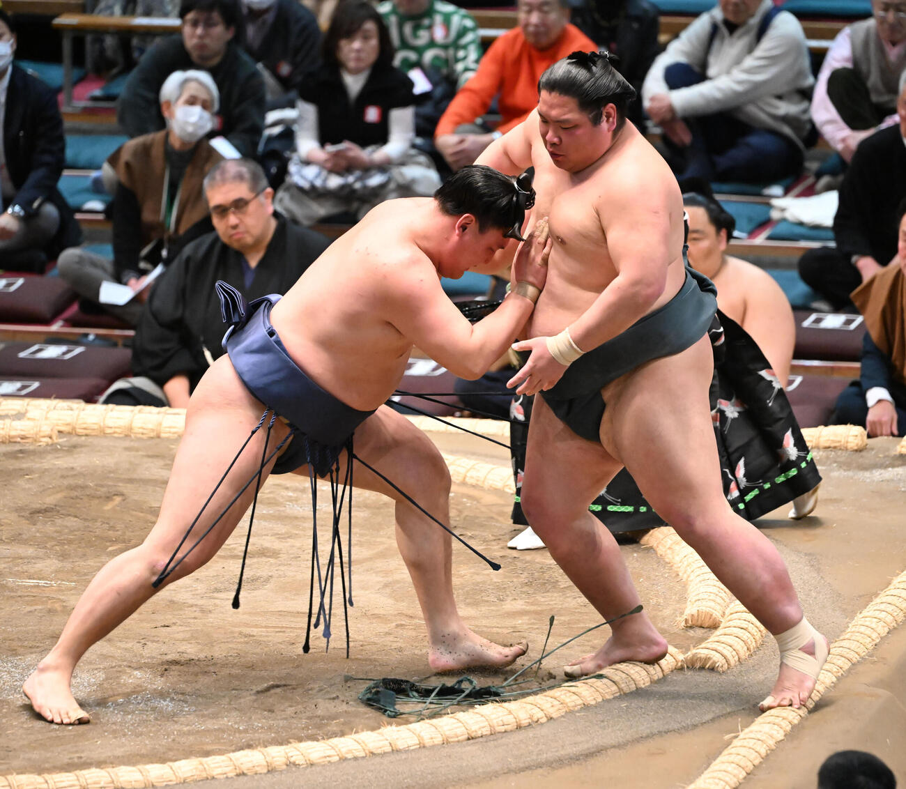 錦木（右）を押し出しで破る寿之富士（撮影・和賀正仁）