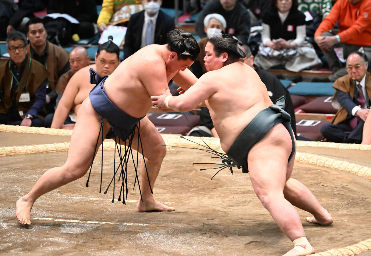 錦木（右）を押し出しで破る寿之富士（撮影・和賀正仁）