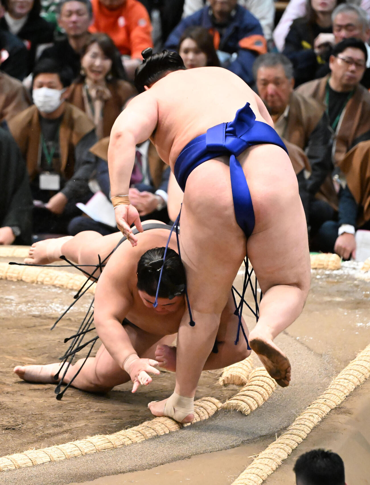 欧勝馬（手前）にはたき込みで敗れる伯乃富士（撮影・和賀正仁）