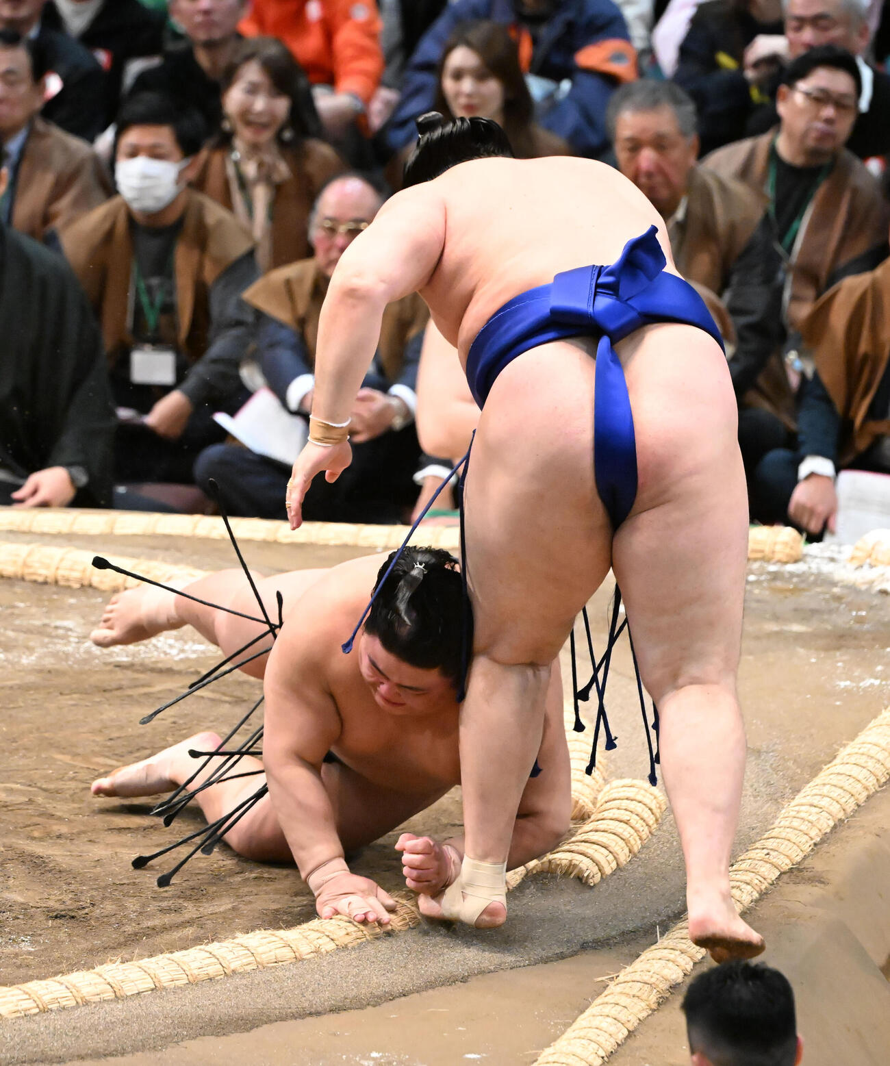 欧勝馬（手前）にはたき込みで敗れる伯乃富士（撮影・和賀正仁）