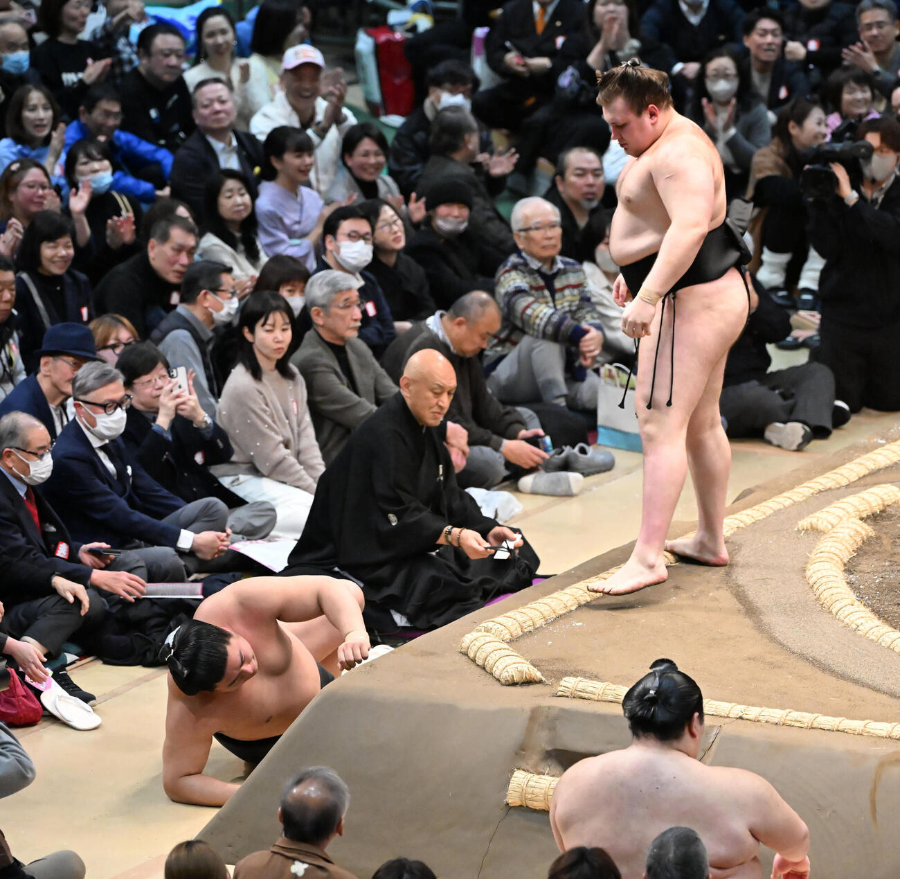 安青錦（右）は寄り切りで若元春を破る（撮影・和賀正仁）